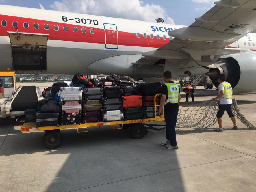 確保旅客順暢出行，機(jī)場一線職工高溫堅(jiān)守！