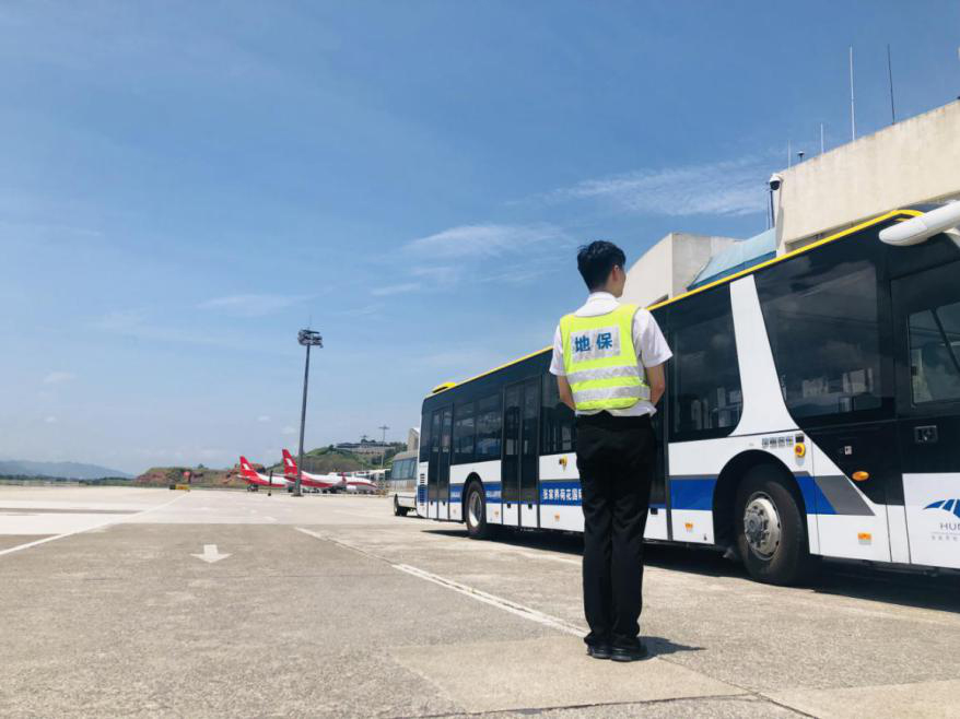 確保旅客順暢出行，機(jī)場一線職工高溫堅(jiān)守！