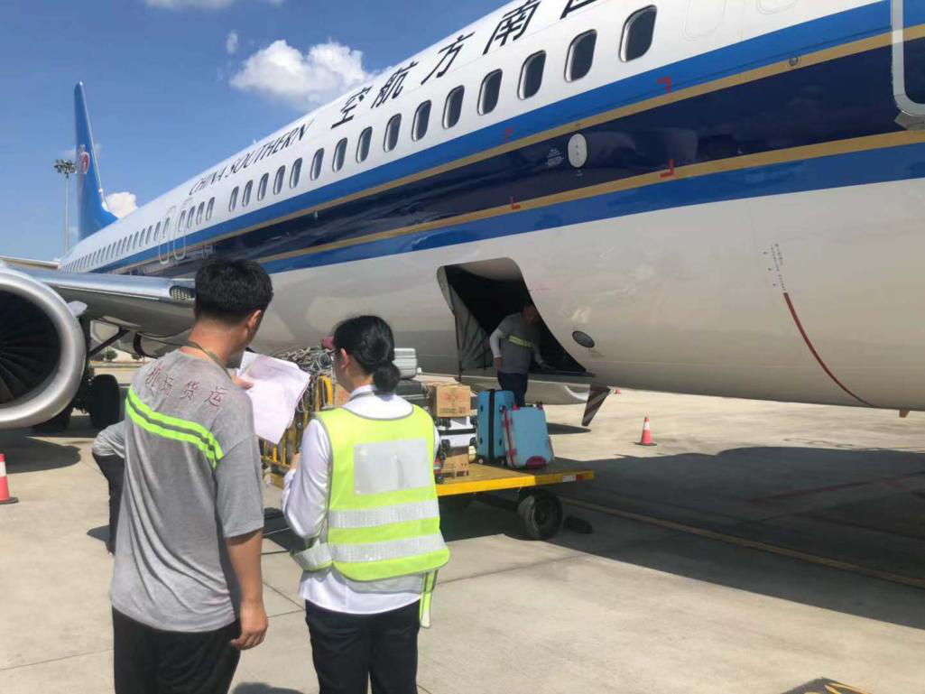 確保旅客順暢出行，機(jī)場一線職工高溫堅(jiān)守！