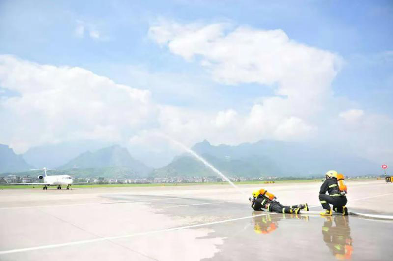確保旅客順暢出行，機(jī)場一線職工高溫堅(jiān)守！