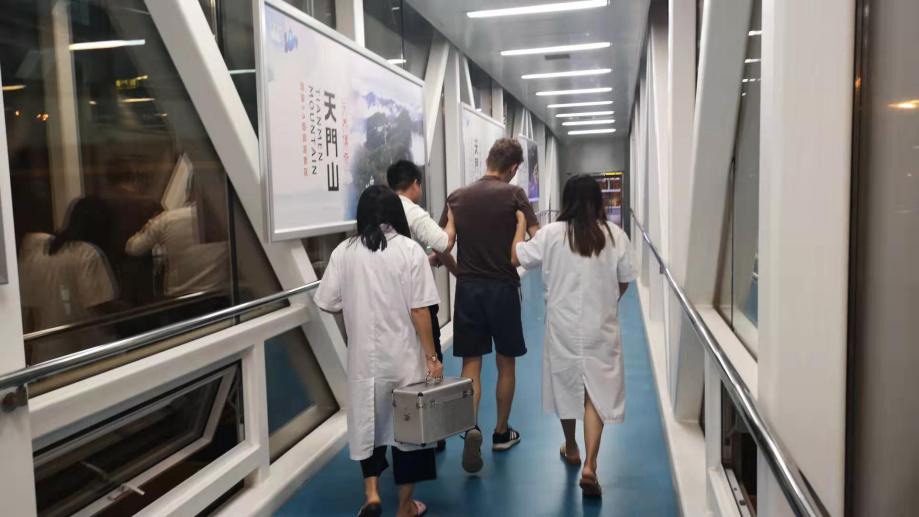 暖心！外籍小伙忽感不適癱坐廊橋，張家界機(jī)場(chǎng)緊急救護(hù)